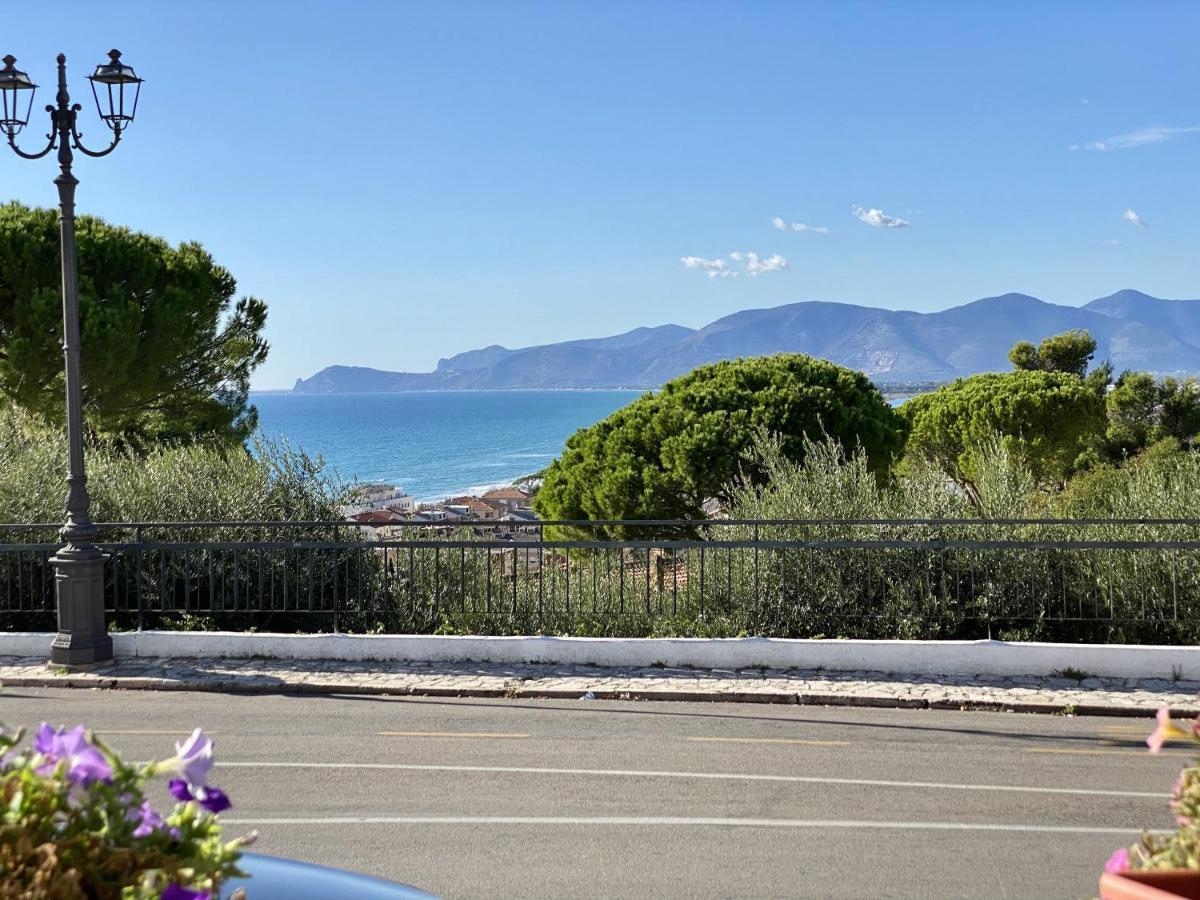 Holidaycasa Mike - Con Terrazzo Vista Mare Sperlonga Bagian luar foto